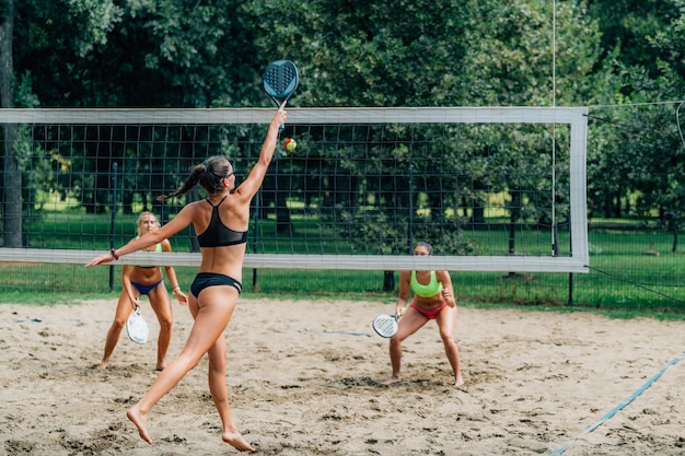 Giocatori di beach tennis in rete