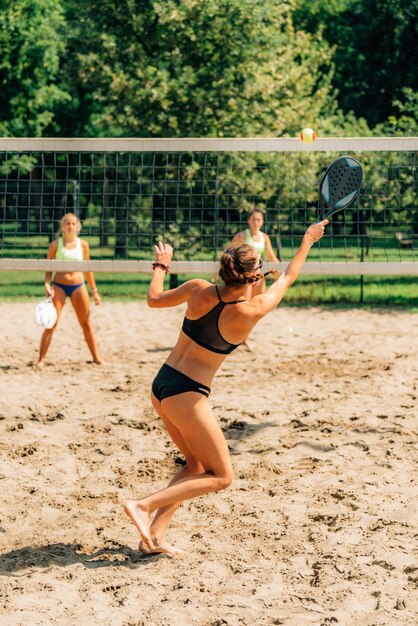 Giocatori di beach tennis in rete