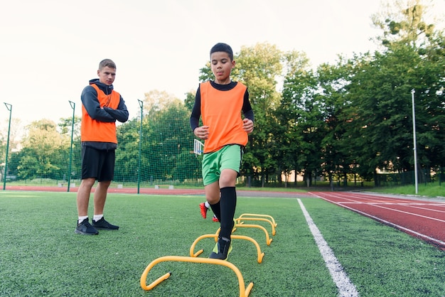 Giocatori di calcio adolescenti motivati sul campo