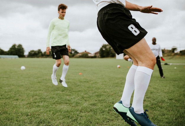 Giocatori di calcio che si allenano sul campo