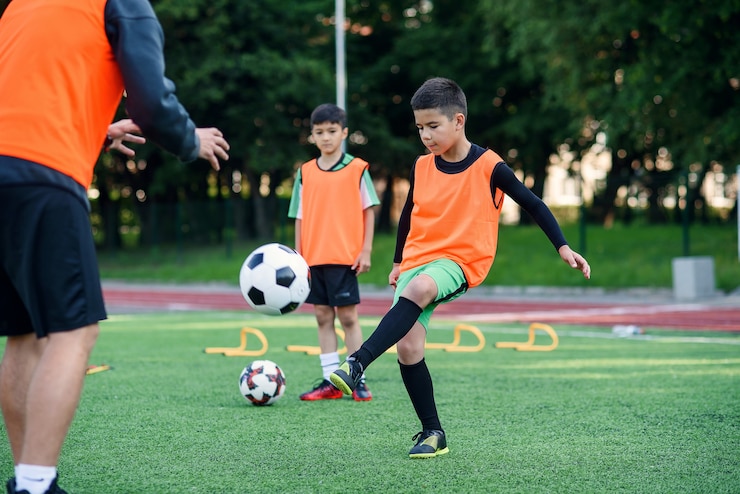 giocatori di calcio che si esercitano in pista