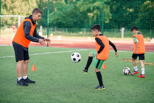 giocatori di calcio che si esercitano in pista