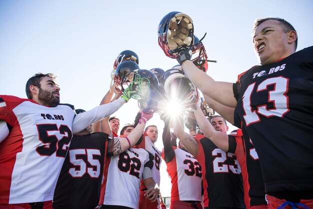 Giocatori di football americano che celebrano la vittoria dopo la partita