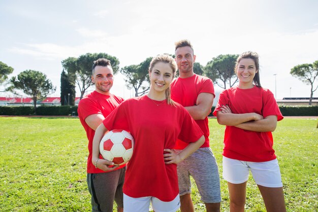 Giocatori di football americano che si preparano nel campo di calcio