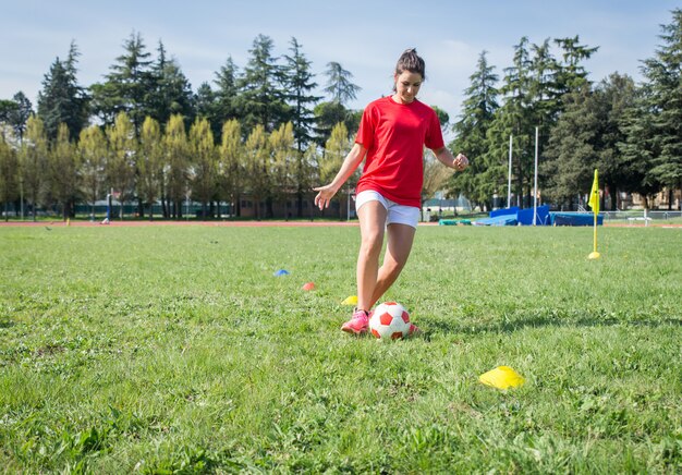 Giocatori di football americano che si preparano nel campo di calcio