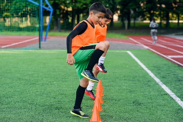 Giocatori di football che si allenano prima della partita