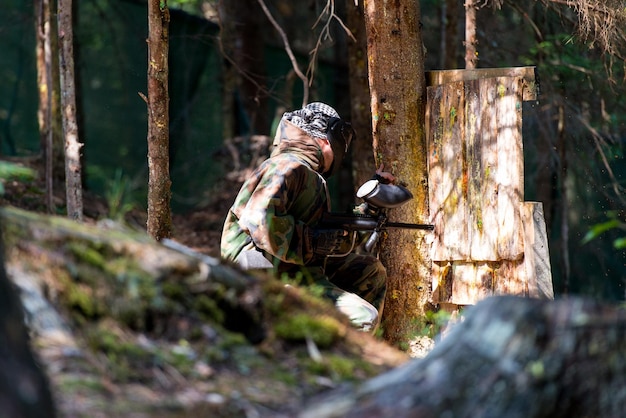 Giocatori di Paintball che si nascondono