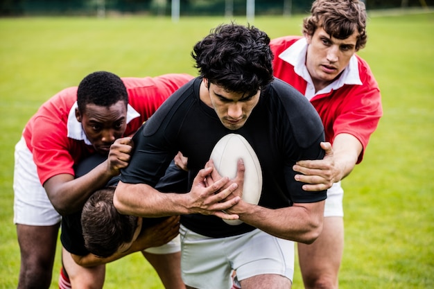 Giocatori di rugby che affrontano durante il gioco