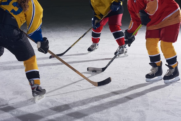 giocatori di sport di hockey su ghiaccio in azione, concetto di concorrenza aziendale, ragazze adolescenti in allenamento
