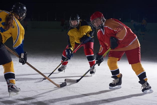 giocatori di sport di hockey su ghiaccio in azione, concetto di concorrenza aziendale, ragazze adolescenti in allenamento