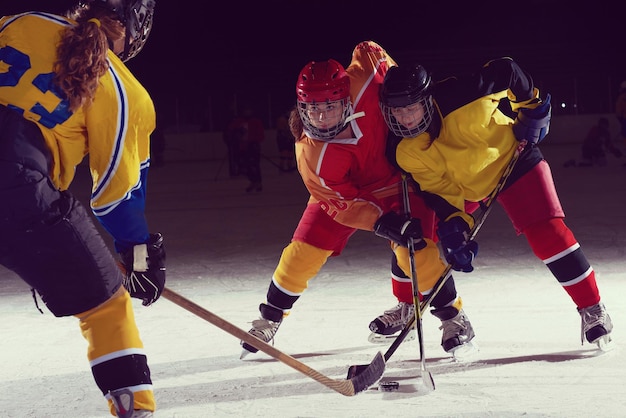 giocatori di sport di hockey su ghiaccio in azione, concetto di concorrenza aziendale, ragazze adolescenti in allenamento