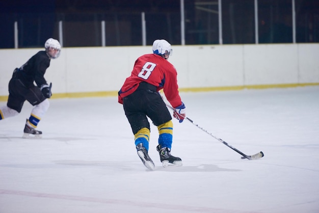 giocatori di sport di hockey su ghiaccio in azione, concetto di concorrenza aziendale