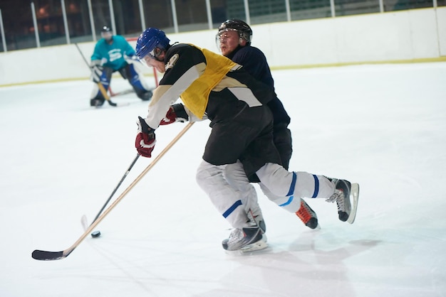 giocatori di sport di hockey su ghiaccio in azione, concetto di concorrenza aziendale