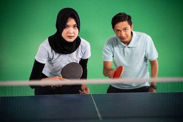Giocatori velati di ping pong femminili e maschili pronti a giocare durante una partita di ping pong