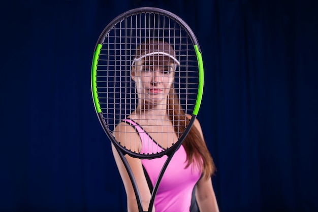 Giocatrice che tiene una racchetta da tennis tennis