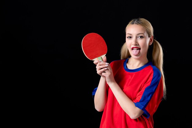 giocatrice con racchetta da ping pong su sfondo nero giochi di atleti giochi sportivi