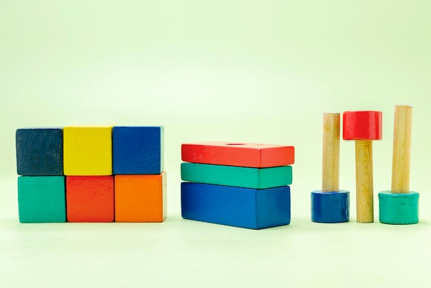 Giocattoli colorati in blocchi di legno