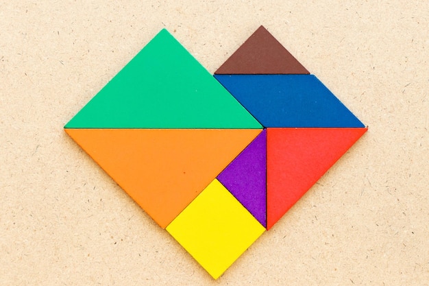 Giocattoli colorati su sfondo marrone