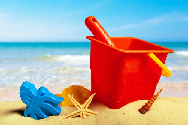 Giocattoli da spiaggia colorati sulla sabbia