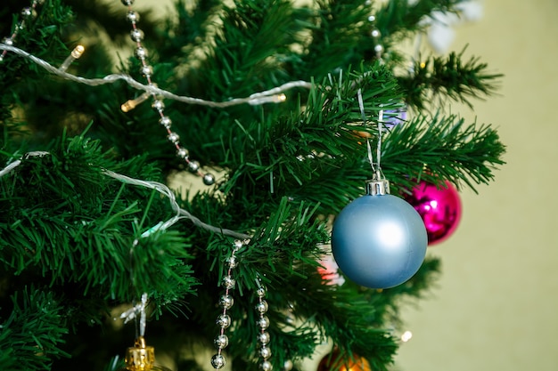 Giocattoli di Capodanno sull'albero, anno nuovo, ghirlanda