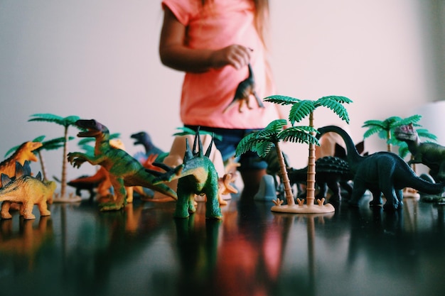 Giocattoli di dinosauro disposti sul tavolo a casa.
