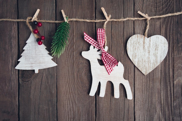 Giocattoli di legno di Natale su uno sfondo in legno Carta di Capodanno