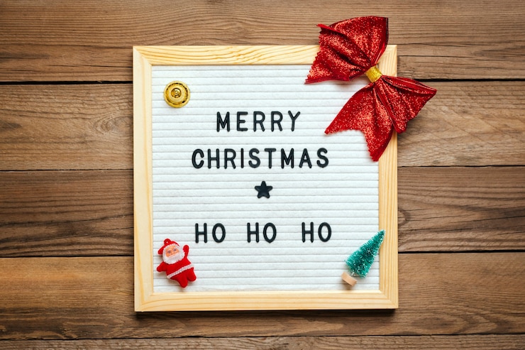 Foto giocattoli di natale - arco, babbo natale, campana, albero di natale su fondo in legno.