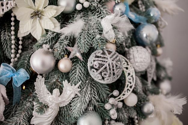 giocattoli di Natale d'argento sull'albero Albero di Natale con giocattoli d'argento e bianchi all'interno