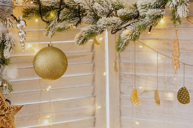 Giocattoli di natale del primo piano sull'albero