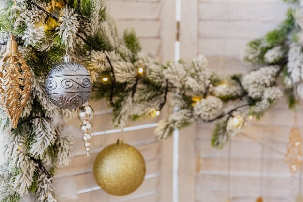 Giocattoli di natale del primo piano sull'albero