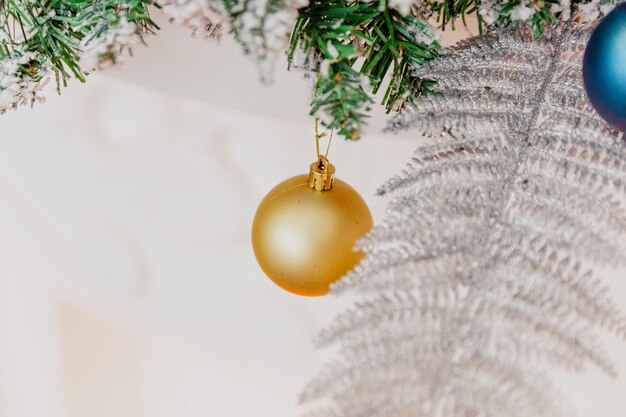 Giocattoli di natale del primo piano sull'albero