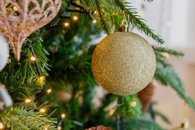 Giocattoli di natale del primo piano sull'albero