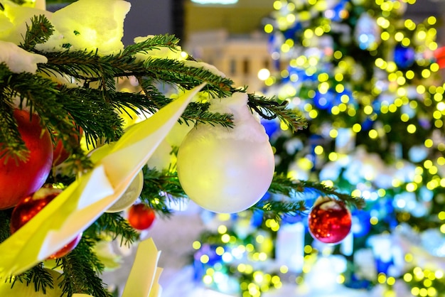 Giocattoli di Natale nella neve sull'albero