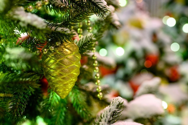 Giocattoli di Natale nella neve sull'albero