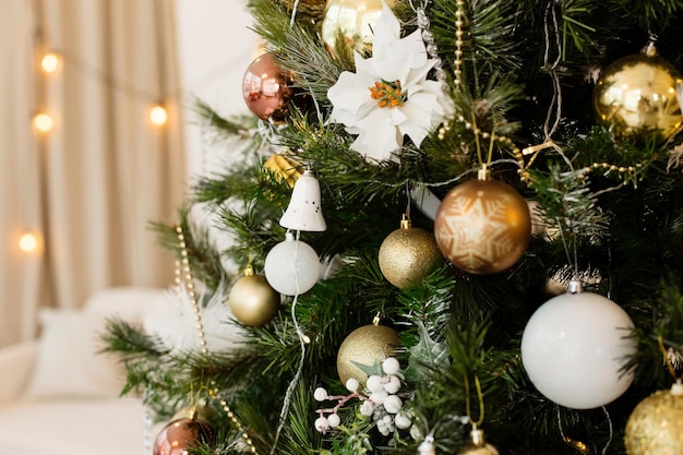 Giocattoli di Natale per il primo piano dell'albero di Natale