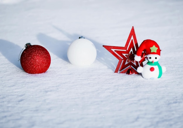 Giocattoli di Natale sulla neve