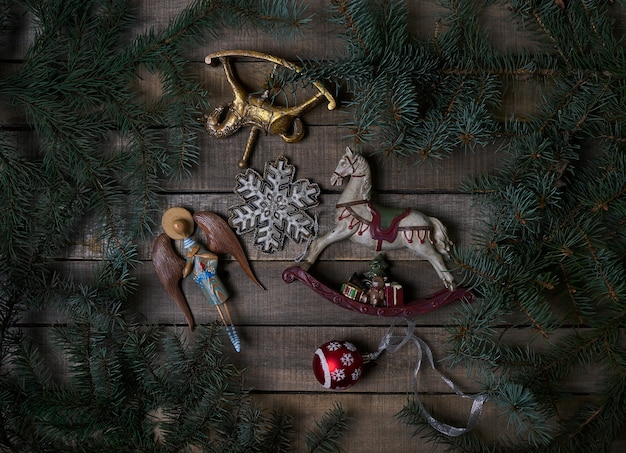 Giocattoli di Natale vintage, rami di albero di abete rosso sulla tavola rustica in legno