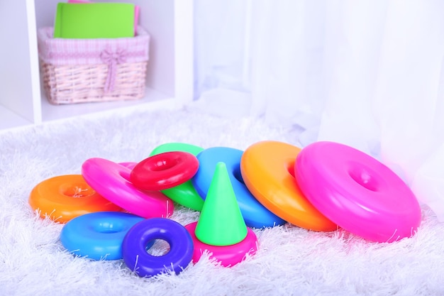 Giocattoli di plastica colorati nella stanza dei bambini