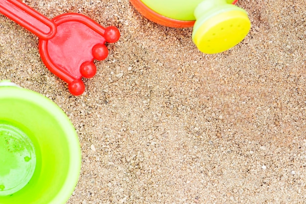 Giocattoli di plastica colorati per la spiaggia sulla sabbia