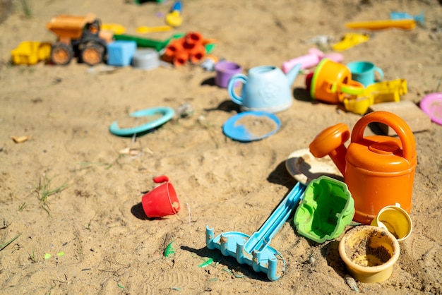 Giocattoli di plastica per bambini multicolori nella sandbox.