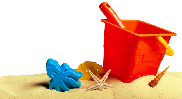 Giocattoli di plastica per bambini sulla spiaggia di sabbia