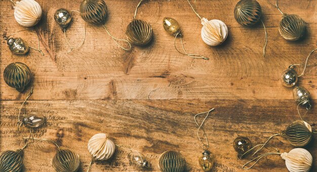Giocattoli e palle della decorazione dell'albero di Natale sopra fondo di legno