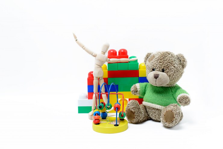 Giocattoli educativi colorati per bambini su una superficie bianca
