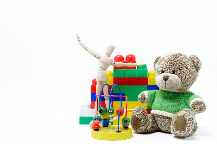 Giocattoli educativi colorati per bambini su una superficie bianca