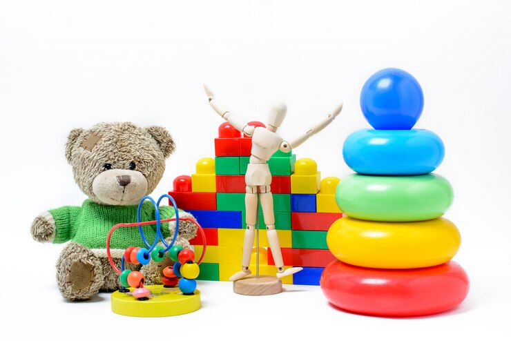 Giocattoli educativi colorati per bambini su una superficie bianca
