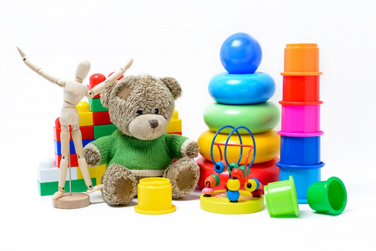 Giocattoli educativi colorati per bambini su una superficie bianca