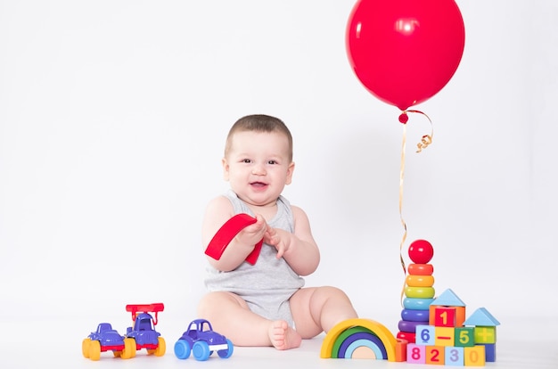 Giocattoli educativi per bambini Gioco per bambini Giocattoli in legno colorati su sfondo bianco Educazione per bambini