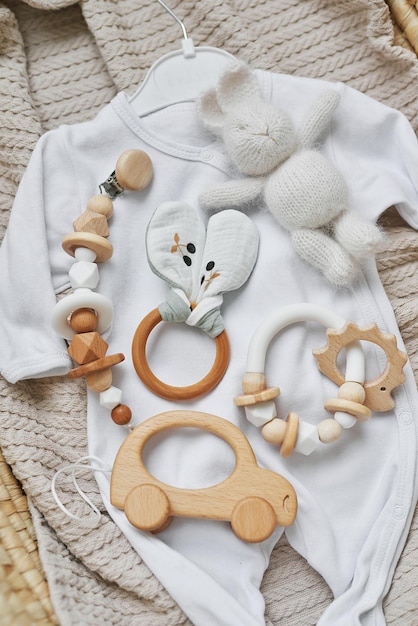 Giocattoli in legno, sonagli, massaggiagengive, porta capezzoli. Sviluppo del bambino, capacità motorie fini. Prodotti e accessori per bambini e neonati. Abbigliamento per bambini. Lista dei desideri per gravidanza e baby shower.