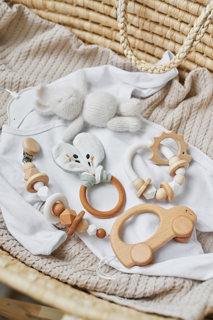 Giocattoli in legno, sonagli, massaggiagengive, porta capezzoli. Sviluppo del bambino, capacità motorie fini. Prodotti e accessori per bambini e neonati. Abbigliamento per bambini. Lista dei desideri per gravidanza e baby shower.