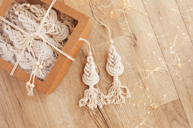 Giocattoli macramè per albero di Natale su boad di legno Materiali naturali filo di cotone perline di legno e bastoncino Decorazioni ecologiche ornamenti decorazioni fatte a mano Vacanze invernali e capodanno